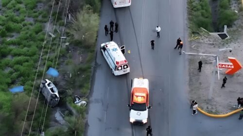 Fatal choque entre taxi de aplicación y camión en Ciénega de Flores deja cinco fallecidos