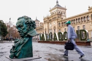 VALLADOLID, 17/01/2024.- La ciudad de Valladolid está engalanada desde hoy con réplicas del galardón de los Premios Goya que se celebran en esta ciudad el próximo día 10 de febrero. EFE/ Nacho Gallego
