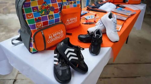 Gobierno de Jalisco entrega mochilas, uniformes y calzado en la Sierra de Amula