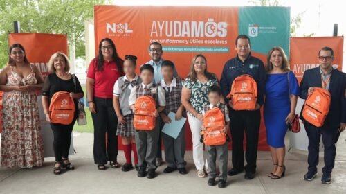 Gobierno de Nuevo León entrega más de 1,700 kits escolares a alumnos de nivel básico