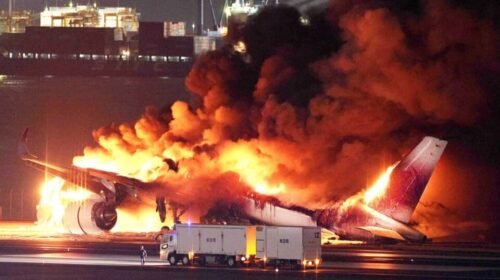 Tokyo (Japan), 01/01/2024.- A Japan Airline (JAL) passenger plane bursts into flames on the tarmac at Haneda Airport in Tokyo, Japan, 02 January 2024, after its landing. The JAL airplane apparently collided with a Japan Coast Guard plane as it landed. All 379 people on the JAL plane, including 367 passengers and 12 crew members, have been safely evacuated, according to JAL. The coast guard plane carried six crew members, one escaped from the aircraft and the others were unaccounred for, the coast guard said. (Japón, Tokio) EFE/EPA/JIJI PRESS JAPAN OUT EDITORIAL USE ONLY/