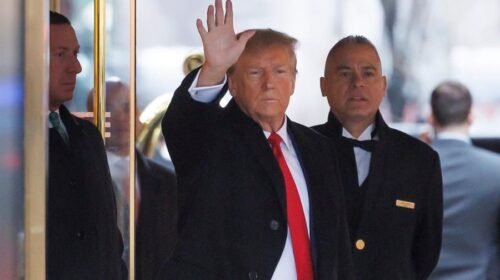 El ex presidente estadounidense Donald Trump (C) abandona la Torre Trump. EFE/EPA/SARAH YENESEL