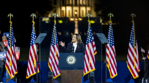 La vicepresidenta de EE.UU. y actual candidata presidencial demócrata, Kamala Harris, habla durante su mitin de argumentos finales. EFEEPAJim Lo Scalzo (2)