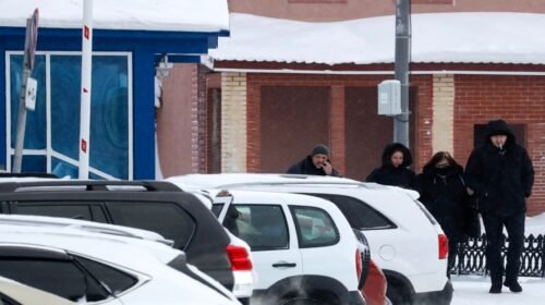 La madre de Alexei Navalny (2d), acompañada de los abogados, a la salida de la oficina del Comité de Investigación en Salekhard, encargado de esclarecer las causas de su muerte.EFE/EPA/Anatoly Maltesev