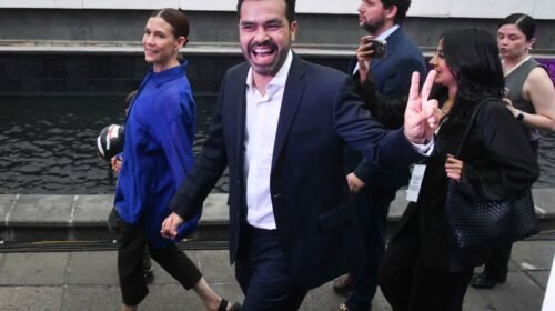 Jorge Álvarez Máynez, candidato a la presidencia por Movimiento Ciudadano, durante su llegada al tercer debate presidencial que se realiza en las instalaciones del Centro Cultural Universitario Tlatelolco.
FOTO: INE