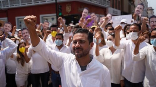 Miguel Ángel Yunes Márquez a quien el Tribunal Electoral de Veracruz le quitó la candidatura a la alcaldía de Veracruz, por no contar con la residencia obligatoria, marcho junto con simpatizantes para exigir le devuelvan su candidatura.