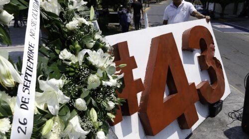 CHILPANCINGO, GUERRERO, 26MAYO2024.- Normalistas de ayotzinapa y activistas realizaron un mitin en el monumento a Las Banderas donde depositaron una ofrenda floral en el antimonumento a sus 43 compañeros desaparecidos en Iguala, en el marco de 116 meses de la desaparición de 43 estudiantes en Iguala. A nombre del Comité Estudiantil de Ayotzinapa; un estudiante lamentó que "a nada que concluya el gobierno de Andrés Manuel López Obrador, no ha cumplido la palabra que empeñó cuando anduvo en campaña con los padres de nuestros compañeros y no ha hecho justicia".
FOTO: DASSAEV TÉLLEZ /CUARTOSCURO.COM