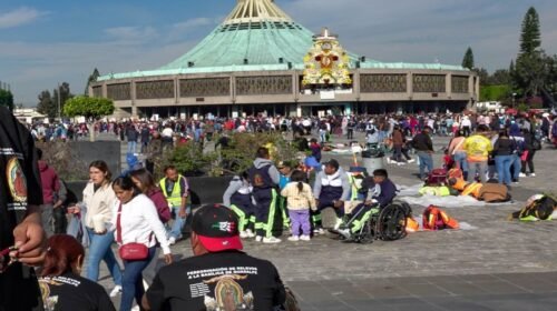 CIUDAD DE MÉXICO, 11DICIEMBRE2025.- Miles de peregrinos llegaron desde tempranas horas a la Basílica de Guadalupe, esto previo a la celebración del 494 Aniversario de la aparición de la Virgen de Guadalupe en el Cerro del Tepeyac. 
FOTO: ROGELIO MORALES /CUARTOSCURO.COM