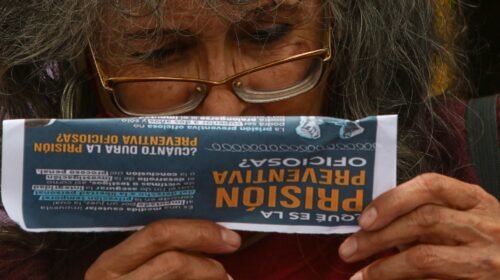 Personas se concentraron afuera de la Suprema de Corte de Justicia de la Nación para manifestarse su desacuerdo en contra de la eliminación de la prisión preventiva oficiosa en el sistema judicial mexicano.