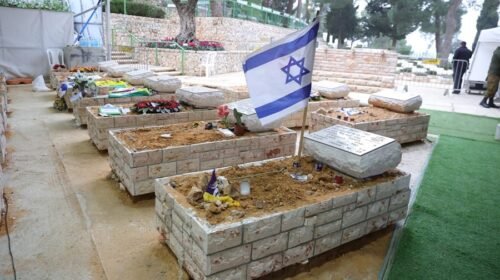 Una bandera israelí ondea sobre la tumba de un soldado caído en la ofensiva terrestre en la Franja de Gaza, en el cementerio militar del Monte Herzl en Jerusalén. EFE/EPA/Abir Sultan