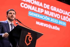 Samuel García entrega certificados a más de 6 mil graduados del CONALEP en Monterrey