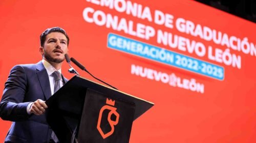 Samuel García entrega certificados a más de 6 mil graduados del CONALEP en Monterrey