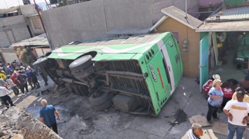 TLALNEPANTLA VOLCADURA CAMION TRANSPORTE PÚBLICO