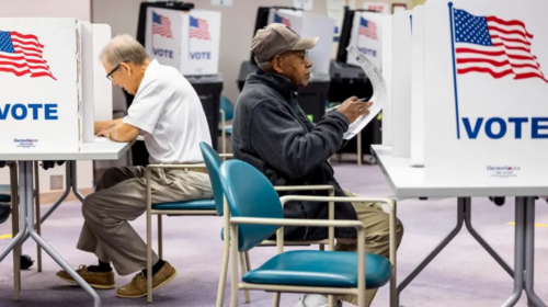 Votantes del condado de Fairfax en el Centro de votación.. EFEEPAShaw Thew (1)