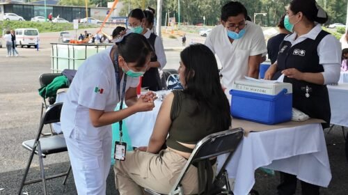 CIUDAD DE MÉXICO, 16SEPTIEMBRE2025.- Mega Centro de vacunación contra el sarampión en las inmediaciones del Estadio Olímpico Universitario. La aplicación será del 17 al 19 de septiembre y la operación de este centro será de las 09:00 hasta las 15:00 horas, donde personal de la Secretaría de Salud de la CDMX y del Instituto Mexicano del Seguro Social (IMSS) aplican la dosis para niños de seis meses hasta adultos de 49 años. 
FOTO:CUARTOSCURO.COM