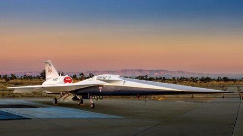 USA1601. PALMDALE (CA, EEUU), 12/01/2024.- Imagen cedida hoy por el fabricante aeronáutico Lockheed Martin donde se muestra el avión experimental supersónico X-59 de la NASA en las afueras de las instalaciones de Skunk Works en Palmdale, California (EE.UU). La NASA desveló este viernes el avión experimental X-59 que es capaz de romper la barrera del sonido sin el característico estampido sonoro, lo que permitirá el desarrollo de aviones comerciales supersónicos que recortarán el tiempo de vuelo de forma dramática. EFE/Lockheed Martin /SOLO USO EDITORIAL /NO VENTAS /SOLO DISPONIBLE PARA ILUSTRAR LA NOTICIA QUE ACOMPAÑA /CRÉDITO OBLIGATORIO