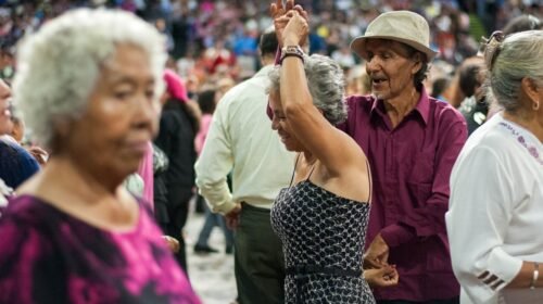 CIUDAD DE MÉXICO, 22AGOSTO2018.- Puliendo la pista con sus mejores pasos, adultos mayores asitieron a la celebración y baile anual "Bailar es recordar" en el Palacio de los Deportes, organizado por el Inapam.
FOTO: DIEGO SIMÓN SÁNCHEZ /CUARTOSCURO.COM
