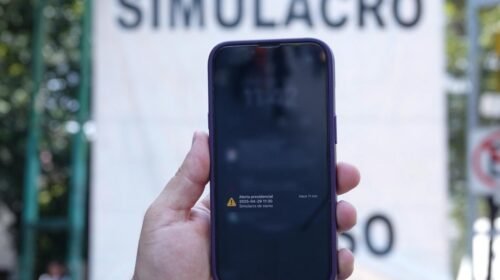 CIUDAD DE MÉXICO, 29ABRIL2025.- Decenas de personas participaron en el Primer Simulacro Nacional 2025 en Avenida Reforma. En la imagen, un anuncio de Alerta en un celular.
FOTO: GRACIELA LÓPEZ/CUARTOSCURO.COM