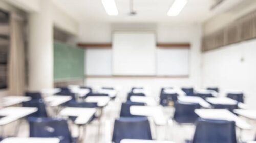 aula-educación-fondo-escuela-vacía-clase-conferencia-habitación-vista-interior-sin-profesor-ni