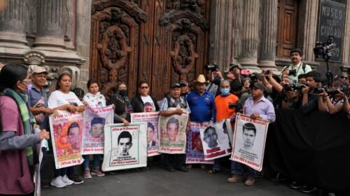 Parientes de algunos de los 43 estudiantes de Ayotzinapa, desaparecidos hace 10 años en el estado de Guerrero, llegaron a un encuentro con la presidenta mexicana electa Claudia Sheinbaum, en el Museo de Ciudad de México, el lunes 29 de julio de 2024. (AP Foto/Marco Ugarte)