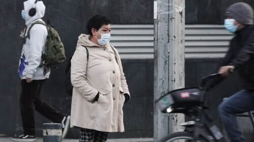 CIUDAD DE MÉXICO, 10ENERO2026.-
Autoridades de Protección Civil activaron alertas naranja y amarilla por bajas temperaturas y posible helada en zonas altas de la capital; en la imagen, ciudadanos que transitan por Av. Insurgentes y Av. Río Mixcoac, en la alcaldía Benito Juárez, se protegen del frío mientras se dirigen a sus actividades cotidianas.
FOTO: CAMILA AYALA  BENABIB  / CUARTOSCURO.COM