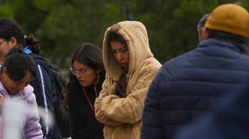 TOLUCA, ESTADO DE MÉXICO, 19JUNIO2025.-  Una mujer bien abrigada ante las bajas temperaturas que se registran en el Valle de Toluca debido a la tormenta tropical Erick que ha provocado lluvias y ráfagas de viento en las últimas horas después de tocar tierra como huracán. FOTO: CRISANTA ESPINOSA AGUILAR /CUARTOSCURO.COM