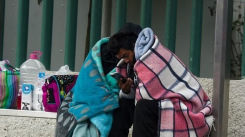 TOLUCA, ESTADO DE MÉXICO, 15ENERO2026.-  Bajas temperaturas se registran en el Valle de Toluca debido a la presencia del frente frío número 28, la población sale a las calles abrigados y algunos utilizando hasta cobijas, para enfrentar las inclemencias del tiempo. FOTO: CRISANTA ESPINOSA AGUILAR/CUARTOSCURO.COM