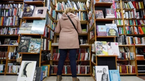 BILBAO, 31/01/2024.- Una mujer hojea libros en una comercio de Bilbao este miércoles, jornada en la que se han hecho públicos los datos del Barómetro de Hábitos de Lectura y compra de libros en España 2023, según los cuales los índices de lectura de los españoles se mantienen estables, aunque ha caído ligeramente el de las personas que leen en su tiempo libre, al pasar del 64,8 % a 64,1 % en el último año, y continúa el importante porcentaje de personas que no lo hacen nunca, más de un "tozudo" tercio de la población. EFE/Miguel Toña