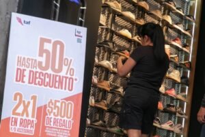 CIUDAD DE MÉXICO, 18NOVIEMBRE2024.- Capitalinos aprovechan el último día del Buen Fin que lanzó ofertas del 20 al 70% en los precios regulares, tiendas de ropa y zapatos fueron los comercios más concurridos por las personas en busca un mejor precio. FOTO: MOISÉS PABLO/CUARTOSCURO.COM