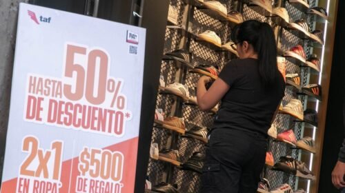 CIUDAD DE MÉXICO, 18NOVIEMBRE2024.- Capitalinos aprovechan el último día del Buen Fin que lanzó ofertas del 20 al 70% en los precios regulares, tiendas de ropa y zapatos fueron los comercios más concurridos por las personas en busca un mejor precio. FOTO: MOISÉS PABLO/CUARTOSCURO.COM