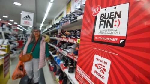 TOLUCA, ESTADO DE MÉXICO, 11NOVIEMBRE2025.- Comercios del centro de Toluca se alistan para el Buen Fin que se realizará del 13 al 17 de noviembre, agregando en esta ocasión un día más, algunos colocan sus letreros para que la población pueda aprovechar las ofertas que se ofrecen en estos días. FOTO: CRISANTA ESPINOSA AGUILAR/CUARTOSCURO.COM