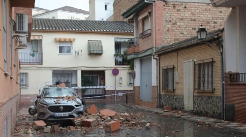 ARMILLA (GRANADA), 15/08/2026.- Vista de daños provocados por el terremoto este sábado, en Armilla (Granada). Granada y su área metropolitana han acumulado 40 terremotos durante la madrugada de este sábado, temblores que se han sumado al de intensidad 5 con epicentro en Alhendín que se registró a la 1:04 horas, y que han causado daños materiales que se analizarán en un día marcado por las tormentas. El Instituto Geográfico Nacional (IGN) ha registrado cuarenta temblores después del principal de Alhendín, un seísmo que ha provocado más de 200 llamadas a emergencias y daños materiales, pero ningún herido. EFE/ Pepe Torres