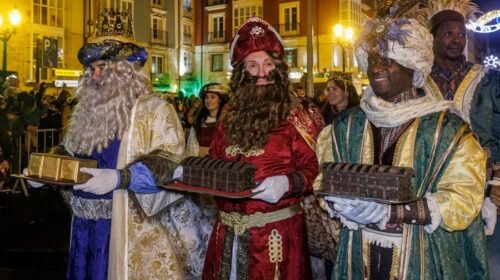 BURGOS, 05/01/24. Melchor, Gaspar y Baltasar portan el oro, el incienso y la mirra durante la Cabalgata de Reyes Magos que recorre este viernes el centro de Burgos. EFE/Santi Otero