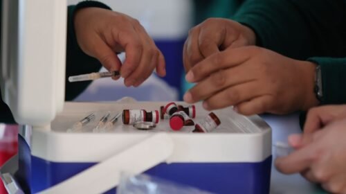 CIUDAD DE MÉXICO, 30ENERO2026.- Último día de la jornada de vacunación contra el sarampión en la Facultad de Medicina de la UNAM debido a la detección de un posible contagio. Con más de mil novecientas docis, personal del IMSS acudió para reforzar las acciones preventivas. FOTO: EDGAR NEGRETE LIRA/CUARTOSCURO.COM