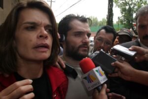 MÉXICO, D.F., 08MAYO2007.- Carlos Ahumada, salió libre de la agencia 50 del Ministerio Público del DF, luego de que había sido puesto en libertad en el Reclusorio Norte por la madrugada y nuevamente aprendido por agentes tras que se librará una orden de presentación. El también llamado "señor de las ligas" salió libre tras dos años de permanencer en centro penitenciario sin que se le hubira dictado auto de formal prisión por los delitos que se le acusaba como tráfico de influencias y extorsión entre otros en agravio de algunos integrantes del PRD y funcionarios del Gobierno del DF de la administración de Andrés Manuel López Obrador. Lo acompaño a su salida su esposa Cecilia Gurza.
FOTO: MOISÉS PABLO/CUARTOSCURO.COM