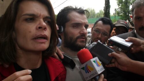 MÉXICO, D.F., 08MAYO2007.- Carlos Ahumada, salió libre de la agencia 50 del Ministerio Público del DF, luego de que había sido puesto en libertad en el Reclusorio Norte por la madrugada y nuevamente aprendido por agentes tras que se librará una orden de presentación. El también llamado "señor de las ligas" salió libre tras dos años de permanencer en centro penitenciario sin que se le hubira dictado auto de formal prisión por los delitos que se le acusaba como tráfico de influencias y extorsión entre otros en agravio de algunos integrantes del PRD y funcionarios del Gobierno del DF de la administración de Andrés Manuel López Obrador. Lo acompaño a su salida su esposa Cecilia Gurza.
FOTO: MOISÉS PABLO/CUARTOSCURO.COM