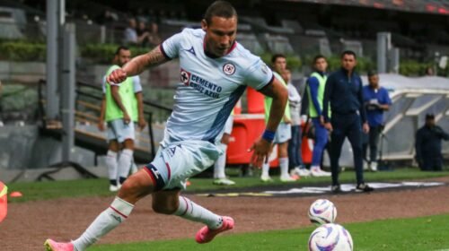 Carlos Salcedo durante partido. Cruz Azul Vs Santos empataron 2-2 durante partido en el Estadio Azteca.