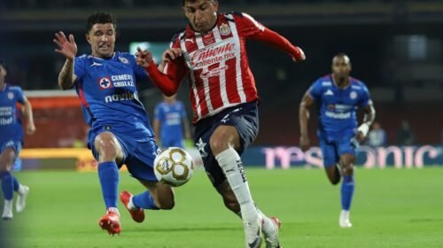 CIUDAD DE MÉXICO, 30NOVIEMBRE2025.- Bryan González, defensa de las Chivas, busca eludir la marca de Ignacio Rivero, durante el encuentro de vuelta de los Cuartos de Final de la Liguilla. FOTO: DANIEL AUGUSTO/ CUARTOSCURO.COM