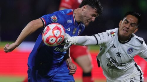 CIUDAD DE MÉXICO, 12JULIO2025. El portero de los Cañoneros, Ricardo Gutiérrez interviene  tras el remate de Lorenzo Faravelli de la Máquina durante el partido de fútbol Cruz Azul vs Mazatlán correspondiente a la jornada 1 del Torneo Apertura 2025 de Liga BBVA MX, en el Estadio Olímpico Universitario. FOTO: EDGAR NEGRETE LIRA/CUARTOSCURO.COM