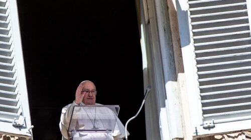 Vatican City (Vatican City State (holy See)), 25/02/2024.- Pope Francis leads his Angelus prayer from his office window overlooking Saint Peter's Square at the Vatican City, 25 February 2024. (Papa) EFE/EPA/ANGELO CARCONI