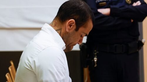 -FOTODELDIA- BARCELONA, 05/02/2024.- El exjugador brasileño del FC Barcelona Dani Alves, acusado de violar a una joven en un baño de la discoteca Sutton de Barcelona en diciembre de 2022, sentado en el banquillo de los acusados momentos después de que arrancara el juicio contra él, con el trámite de cuestiones previas de acusaciones y defensas, este lunes en la Audiencia de Barcelona. EFE/ Alberto Estévez / ***POOL***
