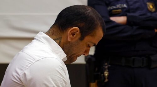 BARCELONA, 05/02/2024.- El exjugador brasileño del FC Barcelona Dani Alves, acusado de violar a una joven en un baño de la discoteca Sutton de Barcelona en diciembre de 2022, sentado en el banquillo de los acusados momentos después de que arrancara el juicio contra él, con el trámite de cuestiones previas de acusaciones y defensas, este lunes en la Audiencia de Barcelona. EFE/ Alberto Estévez / ***POOL***