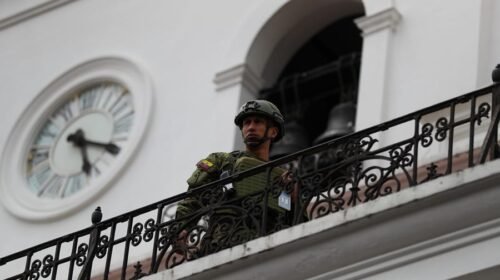 QUI01. QUITO (ECUADOR) 09/01/2024.- Soldados ecuatorianos patrullan por una calle hoy, en Quito (Ecuador). El presidente de Ecuador, Daniel Noboa, decretó desde este lunes el estado de excepción debido a los hechos de violencia en el país lo que permite a las Fuerzas Armadas apoyar a la Policía en labores de seguridad. EFE/ José Jácome