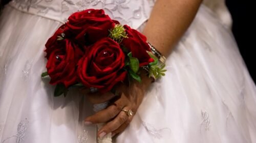 SANTO DOMINGO (REPÚBLICA DOMINICANA), 15/12/2023.- Detalle del ramo de una novia durante la celebración en donde 78 parejas, participan en la décimo novena edición de la Boda Colectiva de la creencia Evangélico Pentecostal, hoy en Santo Domingo (República Dominicana). En una ceremonia multitudinaria, 78 parejas presentaron este viernes en Santo Domingo su pacto matrimonial para asumir un trabajo "muy arduo y en equipo", al que se enfrentan los contrayentes para confirmar y rescatar los valores del matrimonio, afirmó el párroco. EFE/Orlando Barría