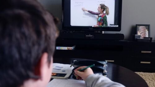 Un niño ve la televisión en su casa. EFE/Nacho Gallego
