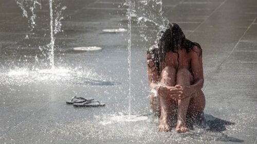 GRAF4386. VALENCIA, 09/08/2019.- Una persona se refresca, este viernes, en una fuente del Parque Central de Valencia. La Conselleria de Sanidad ha activado este viernes la alerta por calor alto y extremo, por temperaturas que pueden superar los 41 grados, en 22 zonas de todas las comarcas de la Comunitat Valenciana a excepción de la Plana de Utiel-Requena y el Rincón de Ademuz. EFE/Biel Aliño