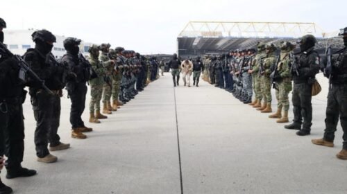 TOLUCA, ESTADO DE MÉXICO, 20ENERO2026.- La Secretaría de Seguridad y Protección Ciudadana implementó un fuerte dispositivo de seguridad en el Aeropuerto Internacional de Toluca (AIT) para el traslado de al menos 37 presos del Centro Federal de Readaptación Social núm. 1 “El Altiplano”. Los presos, conocidos como PPL, partieron del AIT para ser extraditados hacia Estados Unidos en donde son requeridos por autoridades de aquel país, principalmente por el delito de narcotráfico. FOTO: CORTESÍA SSPC/CUARTOSCURO.COM