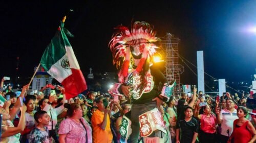 ACAPULCO, GUERRERO, 16SEPTIEMBRE2025.- Miles de acapulqueños se congregaron en la explanada del antiguo ayuntamiento de Acapulco para conmemorar el Grito de la Independencia, en donde familias enteras convivieron en una verbena popular, autoridades reportaron qué los festejos transcurrieron con un saldo blanco. FOTO: CARLOS ALBERTO CARBAJAL/CUARTOSCURO.COM
