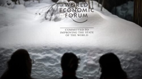 Davos (Switzerland), 15/01/2024.- Participants wait in front of a WEF logo, on the first day of the 54th annual meeting of the World Economic Forum (WEF), in Davos, Switzerland, 15 January 2024. The meeting brings together entrepreneurs, scientists, corporate and political leaders in Davos under the topic 'Rebuilding Trust' from 15 to 19 January. (Suiza) EFE/EPA/GIAN EHRENZELLER