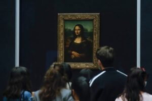Paris (France), 19/05/2021.- Visitors wearing protective face masks line up to see Leonardo da Vinci's painting La Gioconda (Mona Lisa), at the Louvre Museum in Paris, France, 19 May 2021. France eases some of its coronavirus disease (COVID-19) restrictions starting on 19 May, allowing cultural place, cinema, restaurants and cafes to admit customers outdoors, as pressure on hospitals and intensive care units in the country is diminishing. (Cine, Abierto, Francia) EFE/EPA/YOAN VALAT